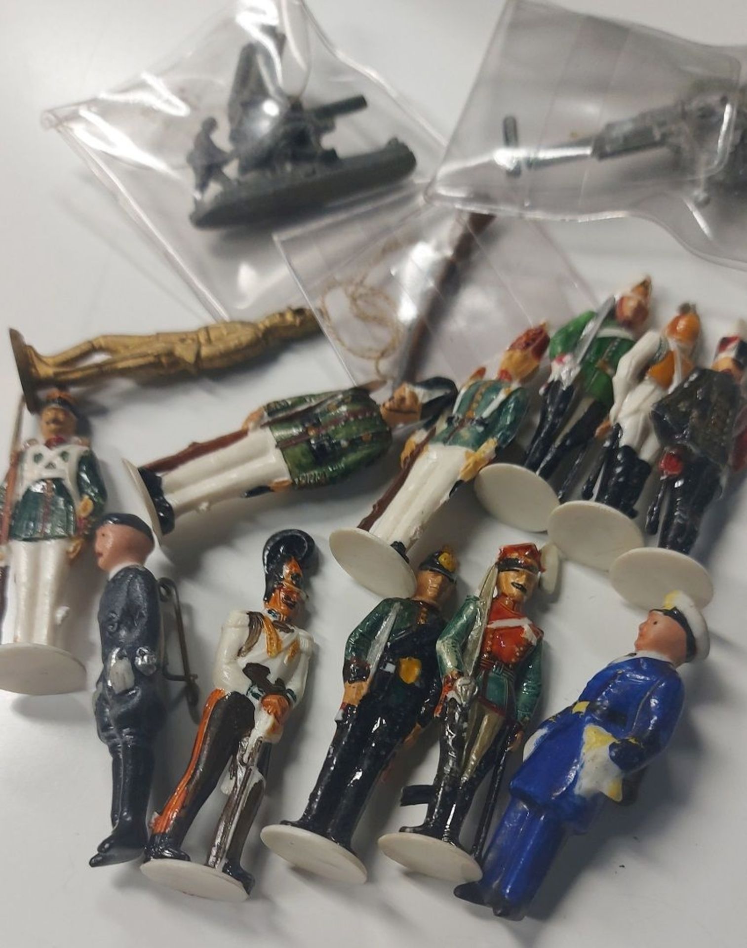 Konvolut alte Soldatenfiguren 14 StückPorzellan Kunststoff Zinn