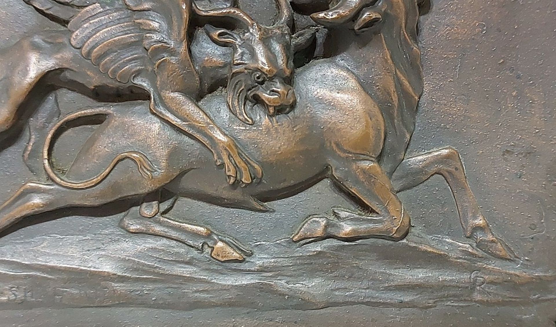 Antikes Bronze Reliefbild Markuslöwe auf Stier - Bild 2 aus 8