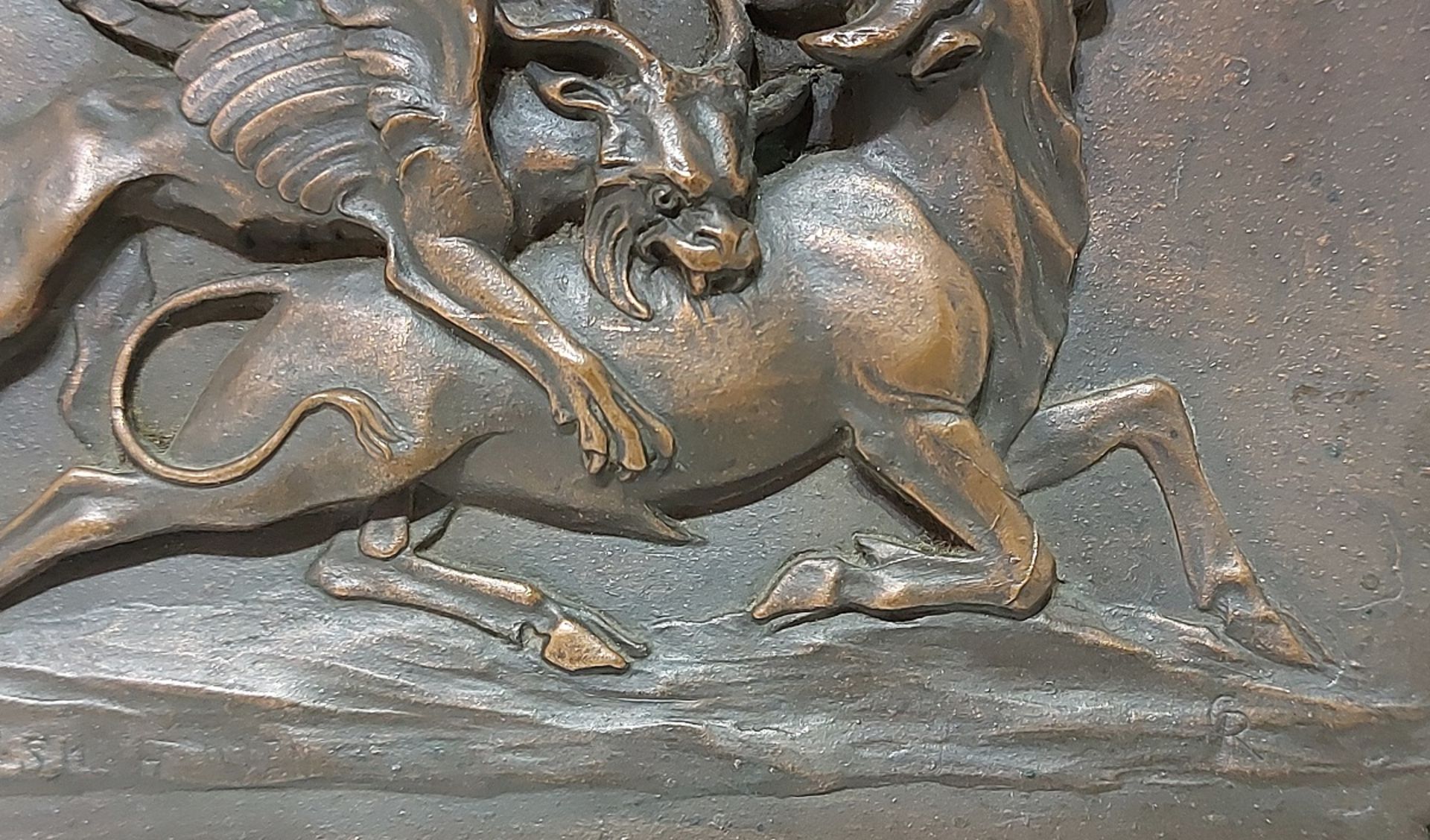Antikes Bronze Reliefbild Markuslöwe auf Stier - Bild 5 aus 8