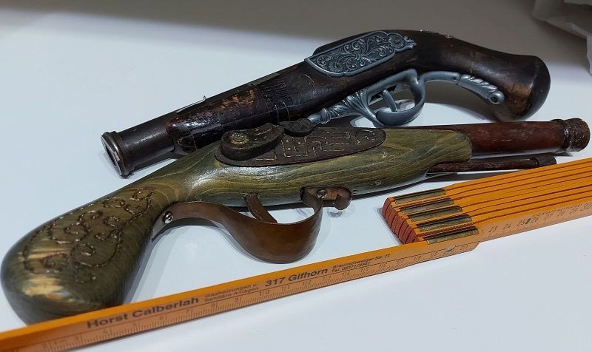 2 alte Dekopistolen Holzpistolen Revolver Wanddekoration - Bild 3 aus 6