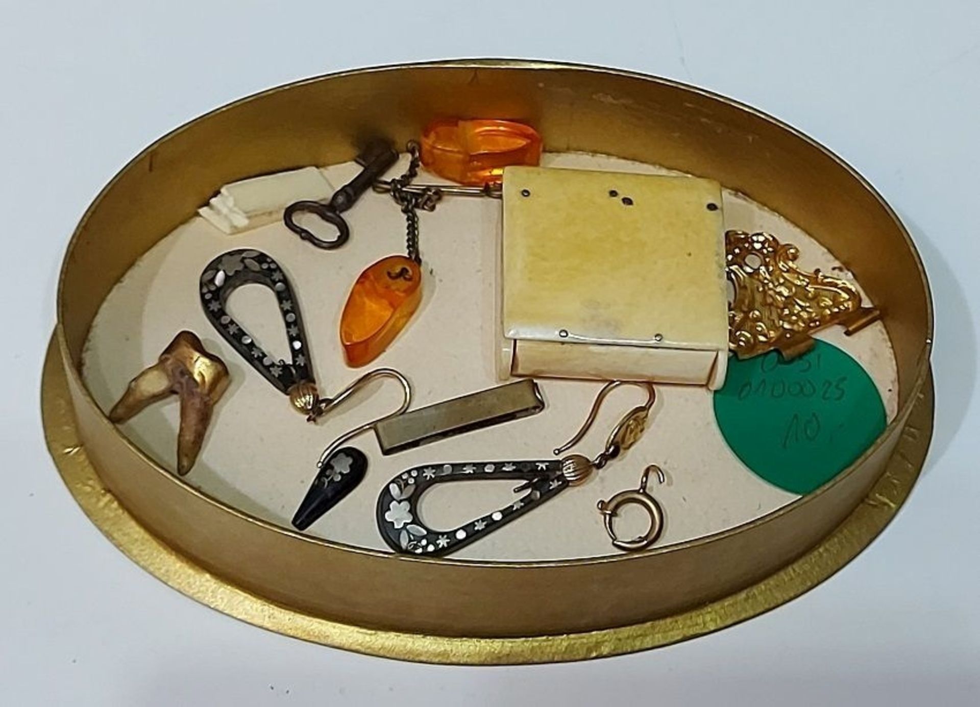 Für den Tierschutzverein Gifhorn: Alte Schachtel mit Goldresten - Bild 2 aus 4