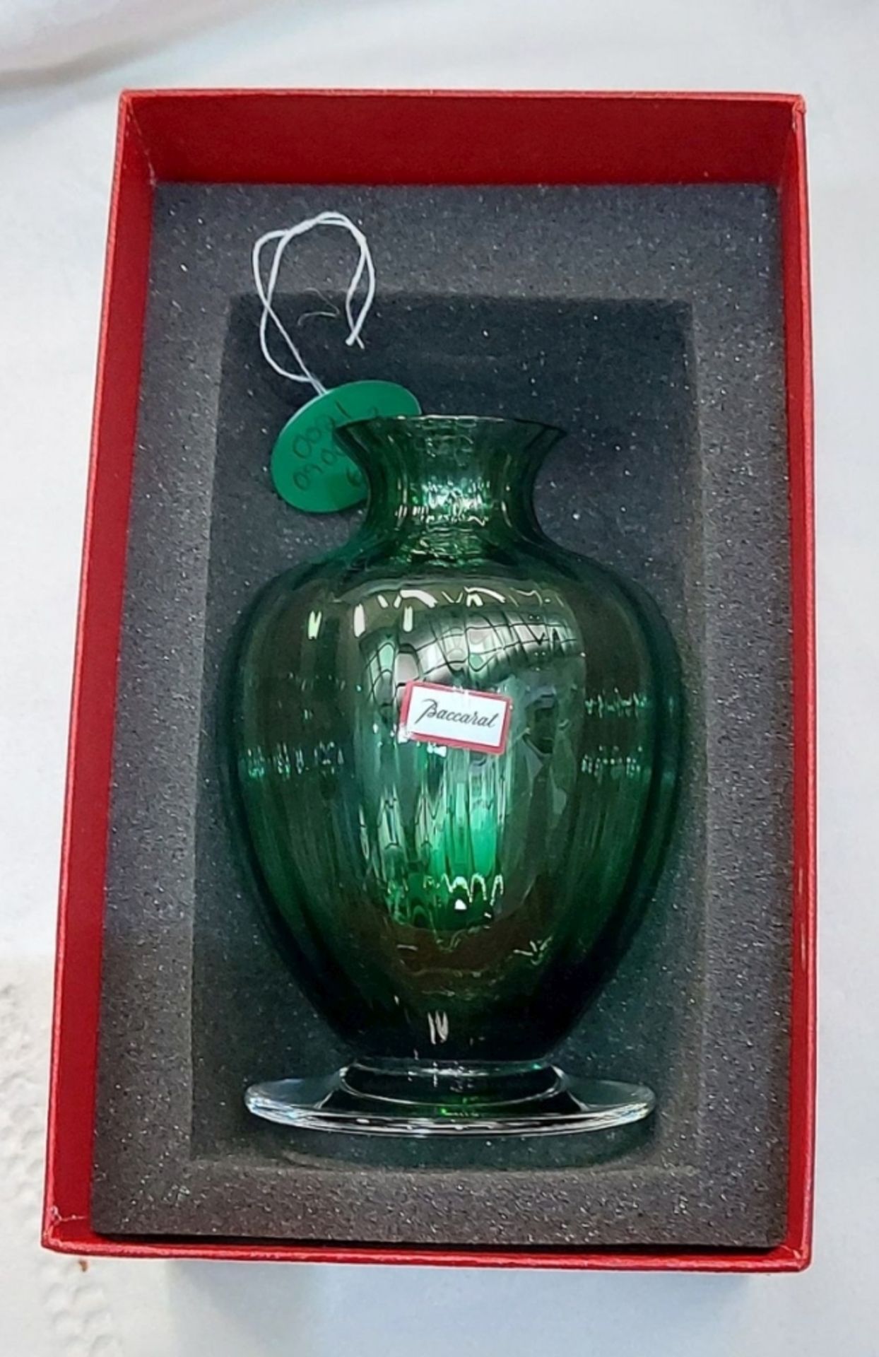 Baccarat Vase Grünes Kristall mit Ätzmarke und Aufkleber - Bild 3 aus 4