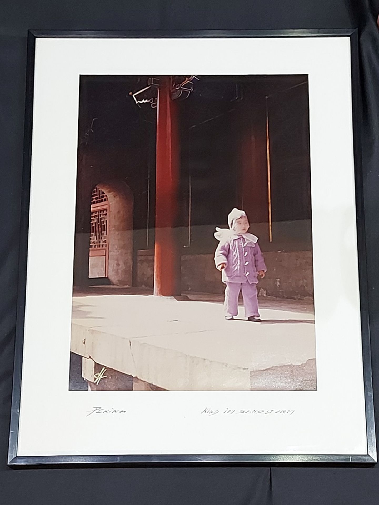 Gerahmte Fotografie, sign., "Peking-Kind im Sandsturm"