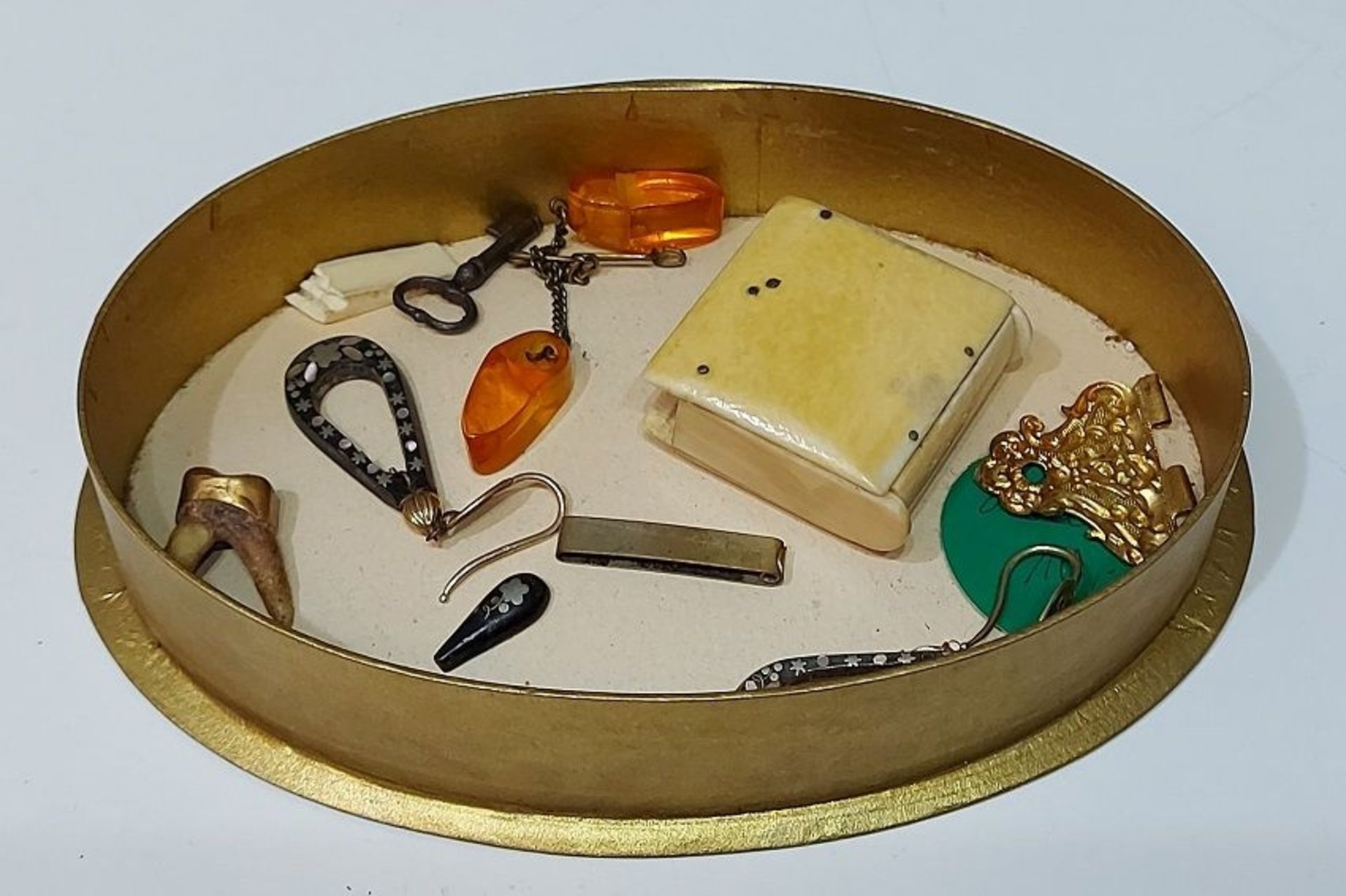 Für den Tierschutzverein Gifhorn: Alte Schachtel mit Goldresten - Bild 3 aus 4