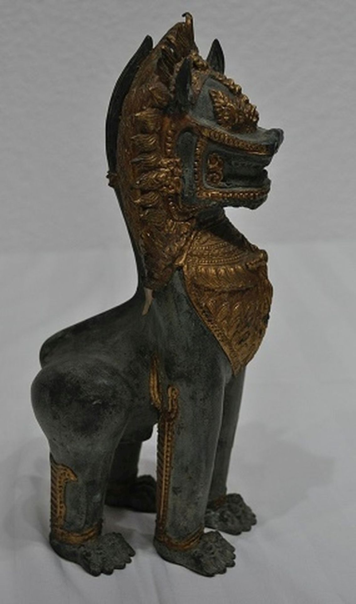 Vollplastische Skulptur eines Tempel Löwen feuervergoldet - Bild 4 aus 4