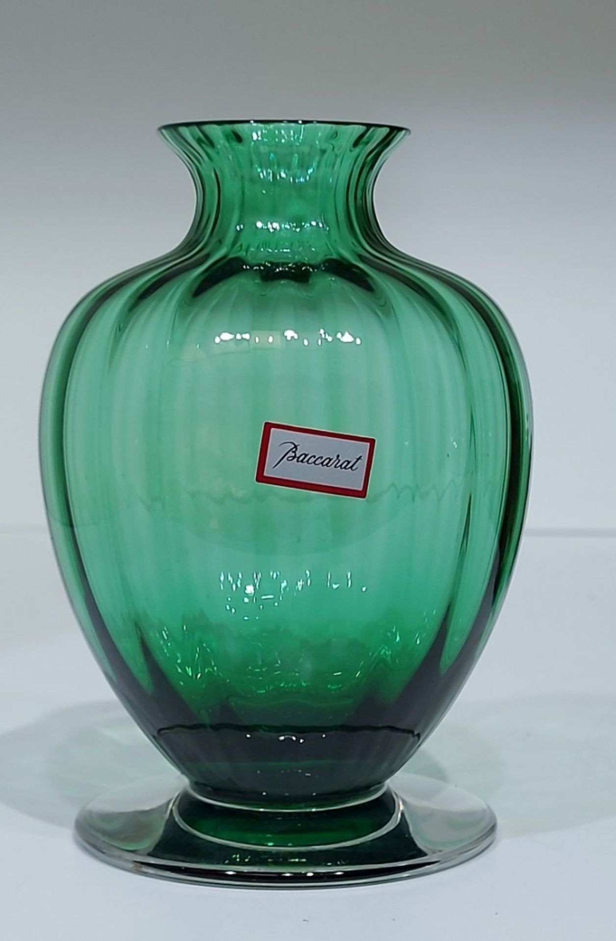 Baccarat Vase Grünes Kristall mit Ätzmarke und Aufkleber - Bild 2 aus 4