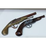 2 alte Dekopistolen Holzpistolen Revolver Wanddekoration