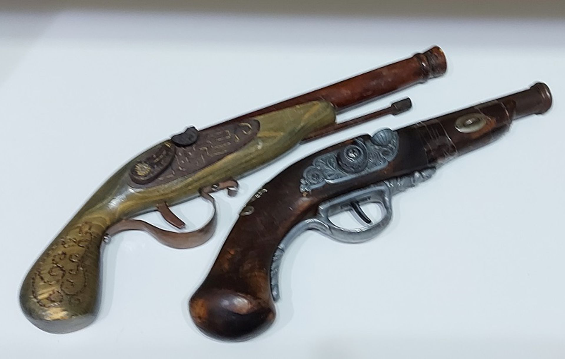 2 alte Dekopistolen Holzpistolen Revolver Wanddekoration