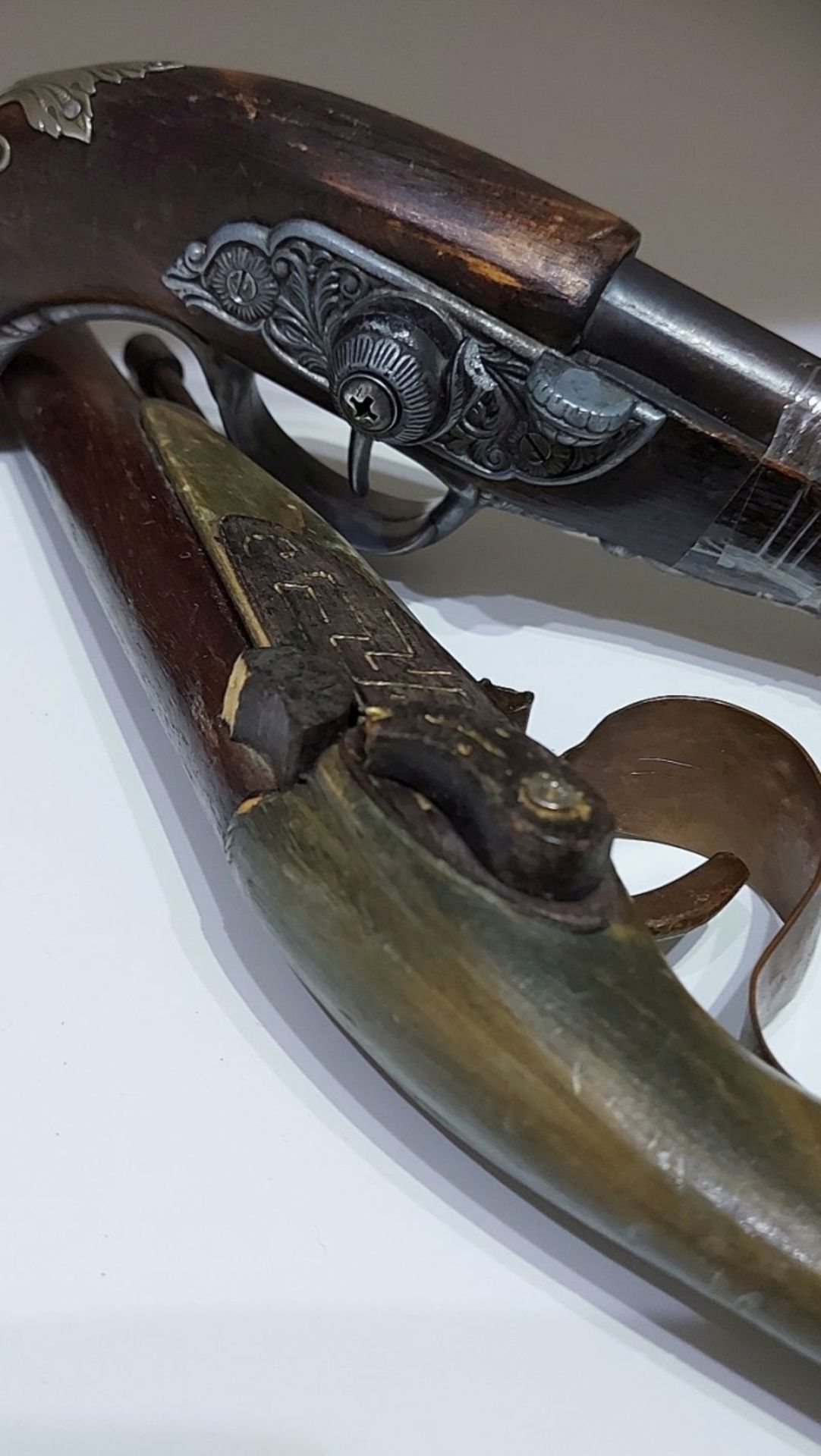 2 alte Dekopistolen Holzpistolen Revolver Wanddekoration - Bild 4 aus 6