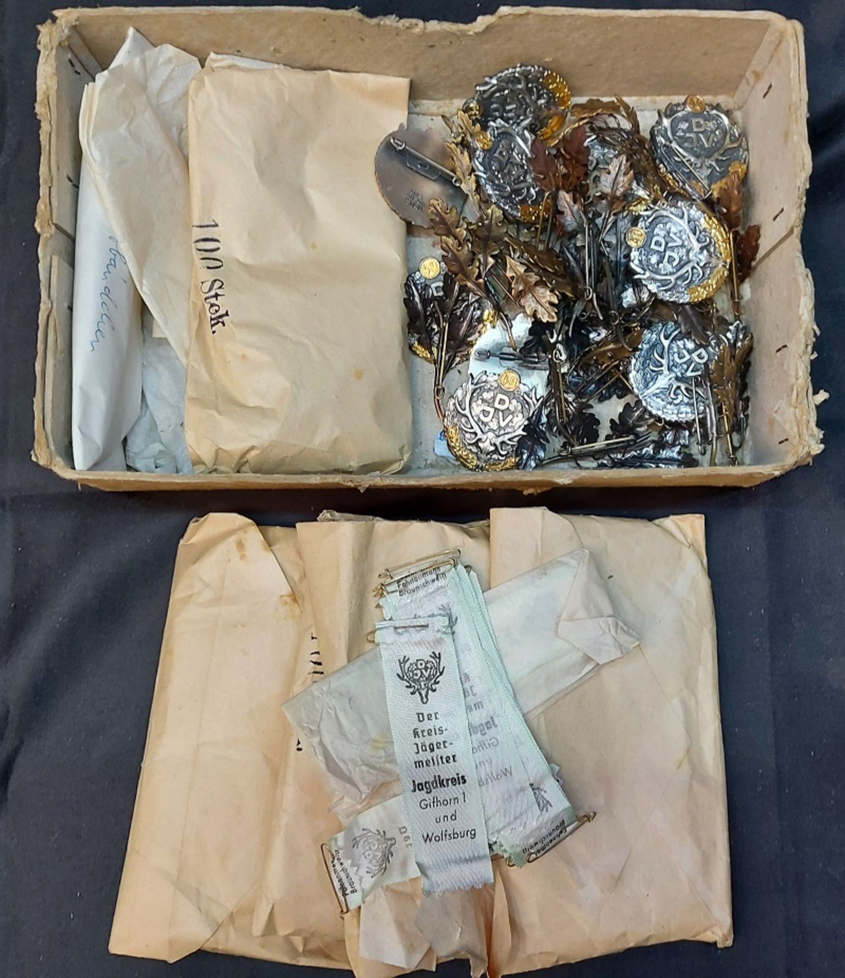 Für den Tierschutzverein Gifhorn: Alte Schachtel mit antiken Jagdabzeichen - Bild 5 aus 7
