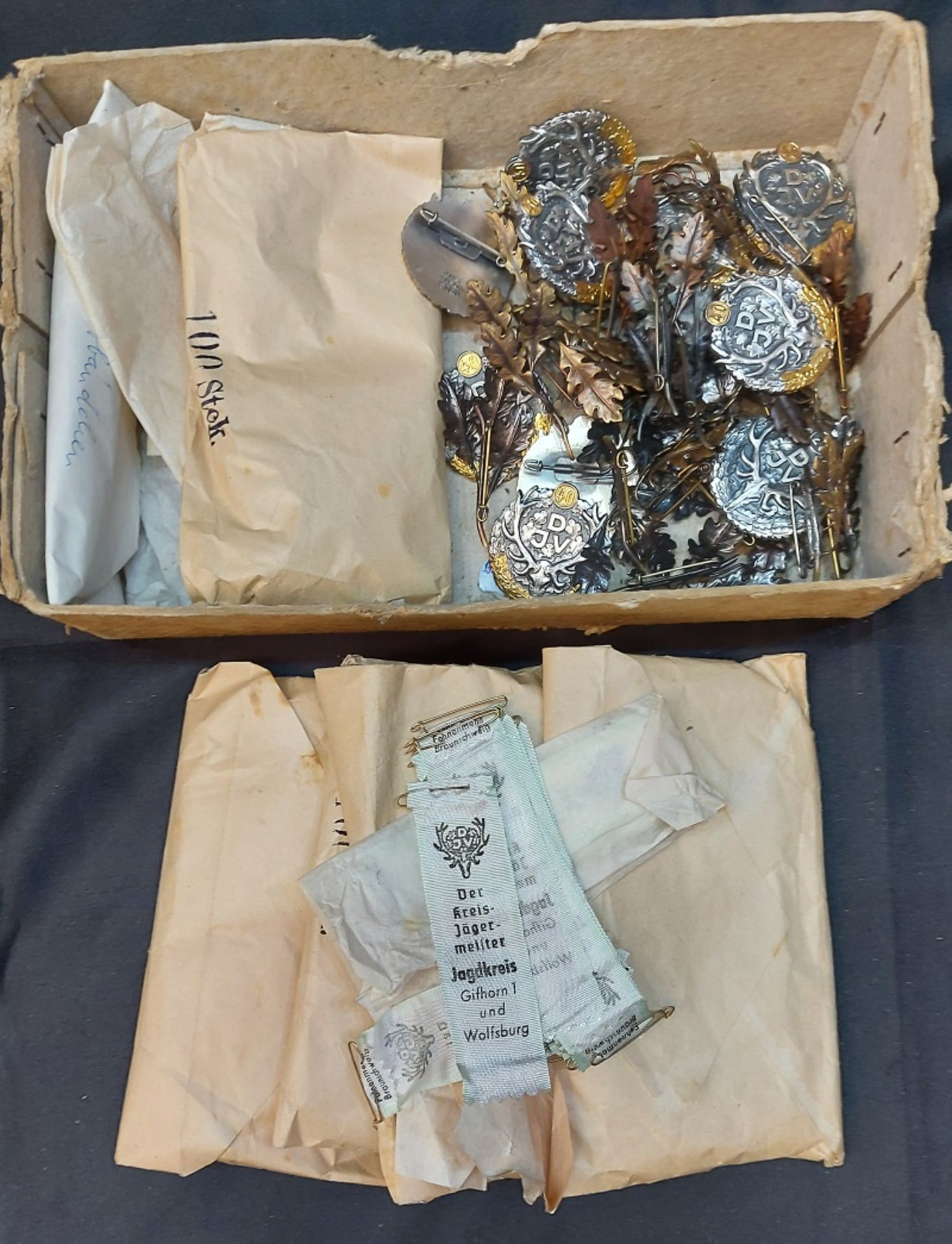 Für den Tierschutzverein Gifhorn: Alte Schachtel mit antiken Jagdabzeichen - Bild 7 aus 7