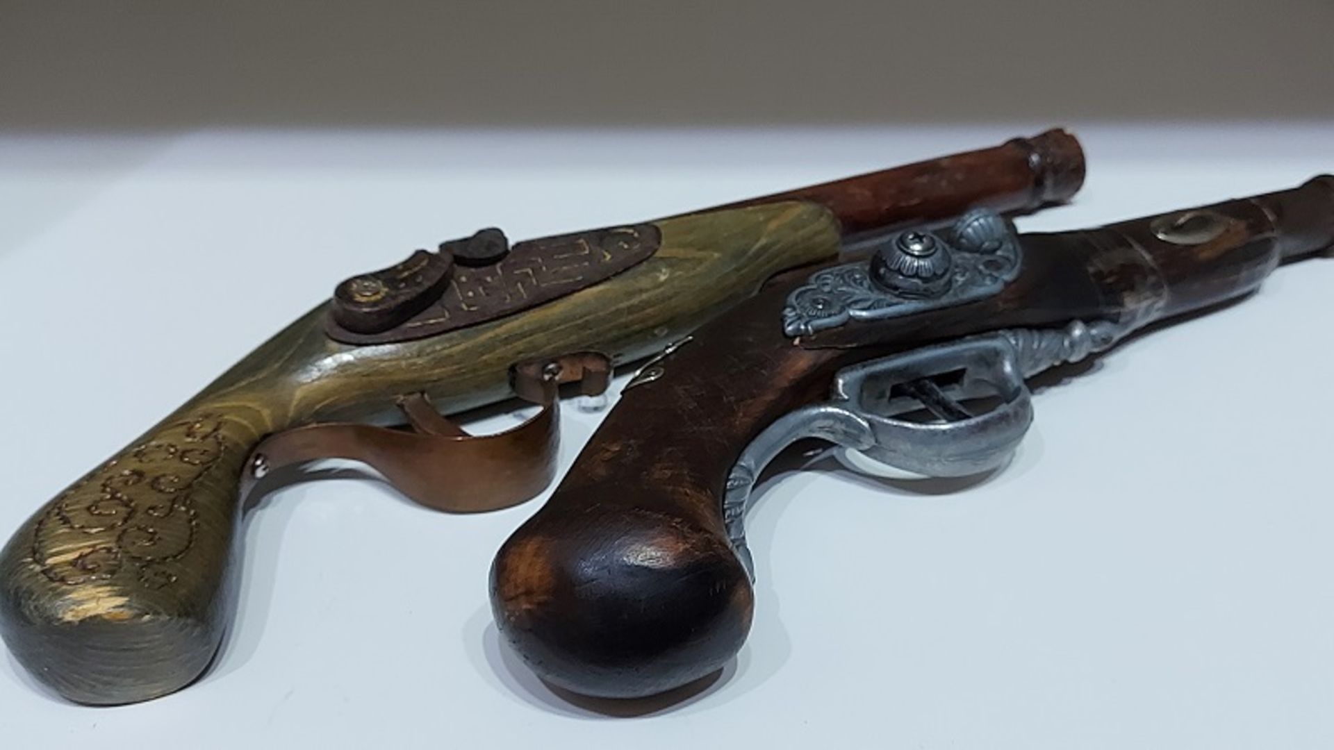 2 alte Dekopistolen Holzpistolen Revolver Wanddekoration - Bild 6 aus 6