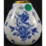 Vase Bavaria Jaeger u. Co., Gold- Dekor, blaue Rosen