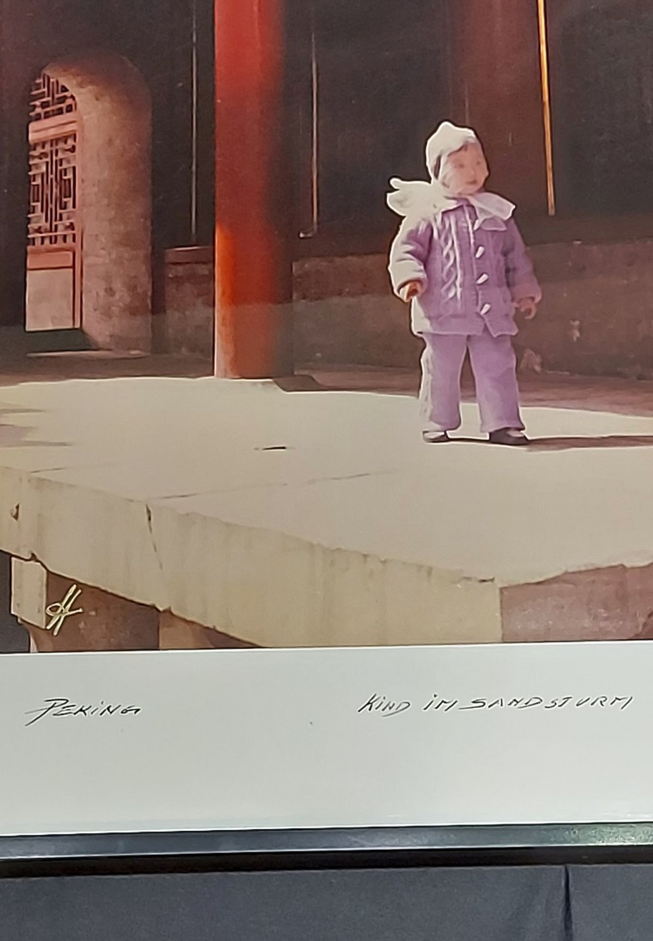 Gerahmte Fotografie, sign., "Peking-Kind im Sandsturm" - Image 4 of 5