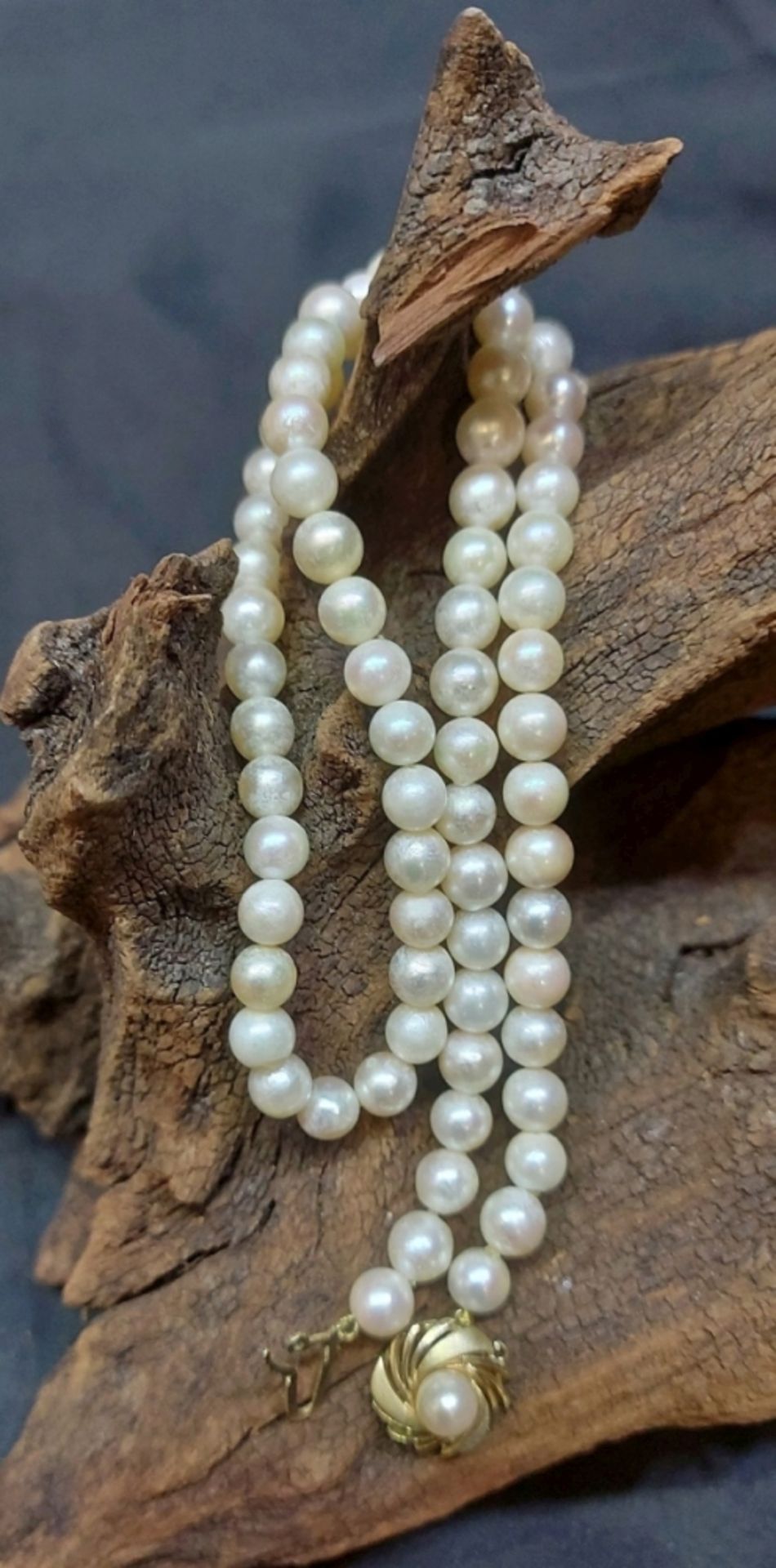 Schöne Perlenkette auf elastischem Band mit Goldanhänger 585 GG