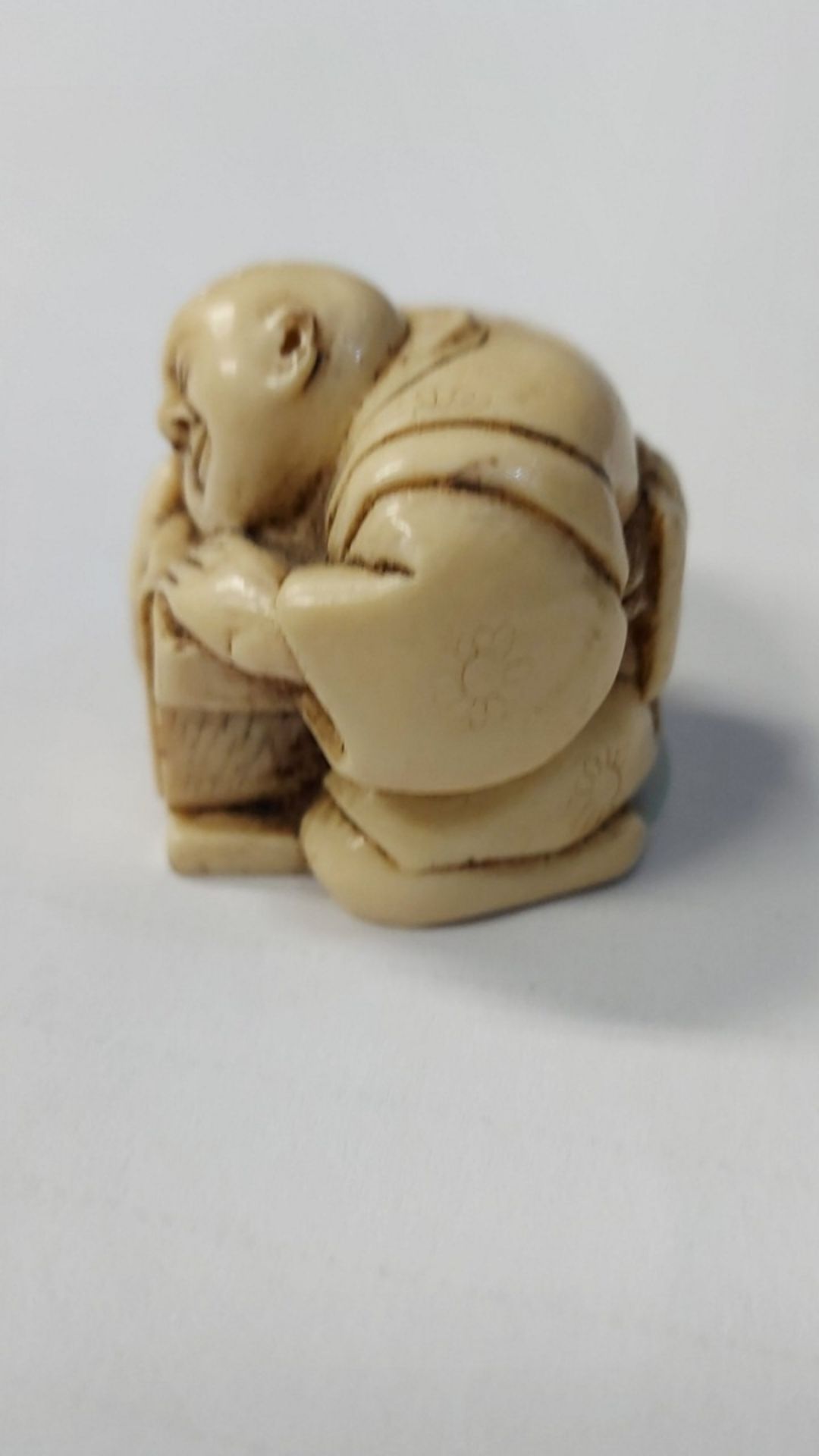 Kleine Katabori Netsuke Figur ca. 3,0cm hoch - Bild 2 aus 5