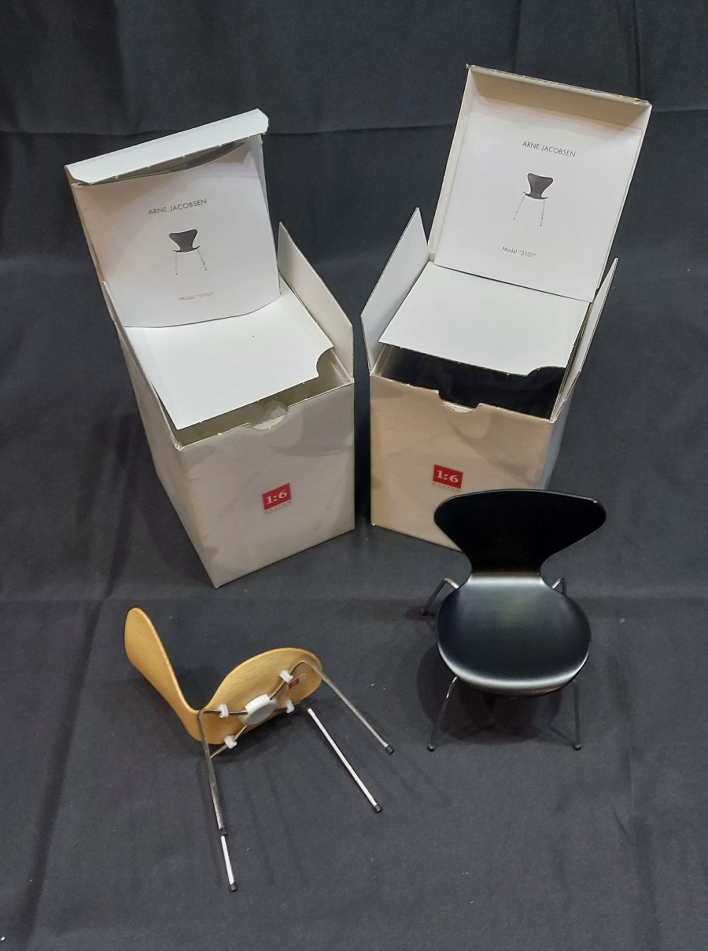 Sammlerstücke! 2 Stk. Arne Jacobsen Museum Miniatur Stuhl Kollektion 1x buche 1x schwarz - Bild 2 aus 11