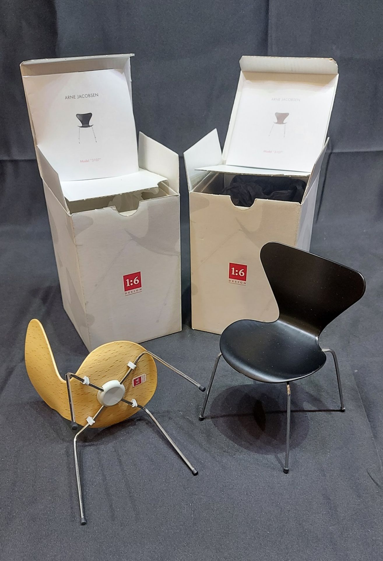 Sammlerstücke! 2 Stk. Arne Jacobsen Museum Miniatur Stuhl Kollektion 1x buche 1x schwarz - Bild 6 aus 11