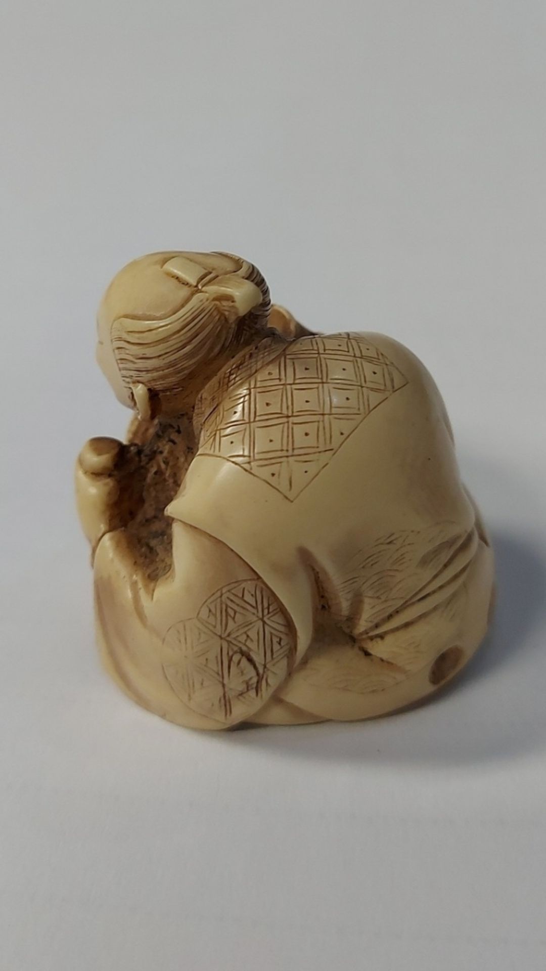 Kleine Katabori Netsuke Figur ca.  3,5cm - Bild 3 aus 6