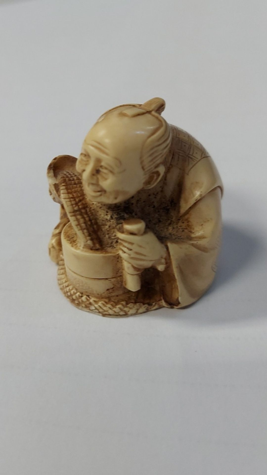 Kleine Katabori Netsuke Figur ca.  3,5cm - Bild 2 aus 6