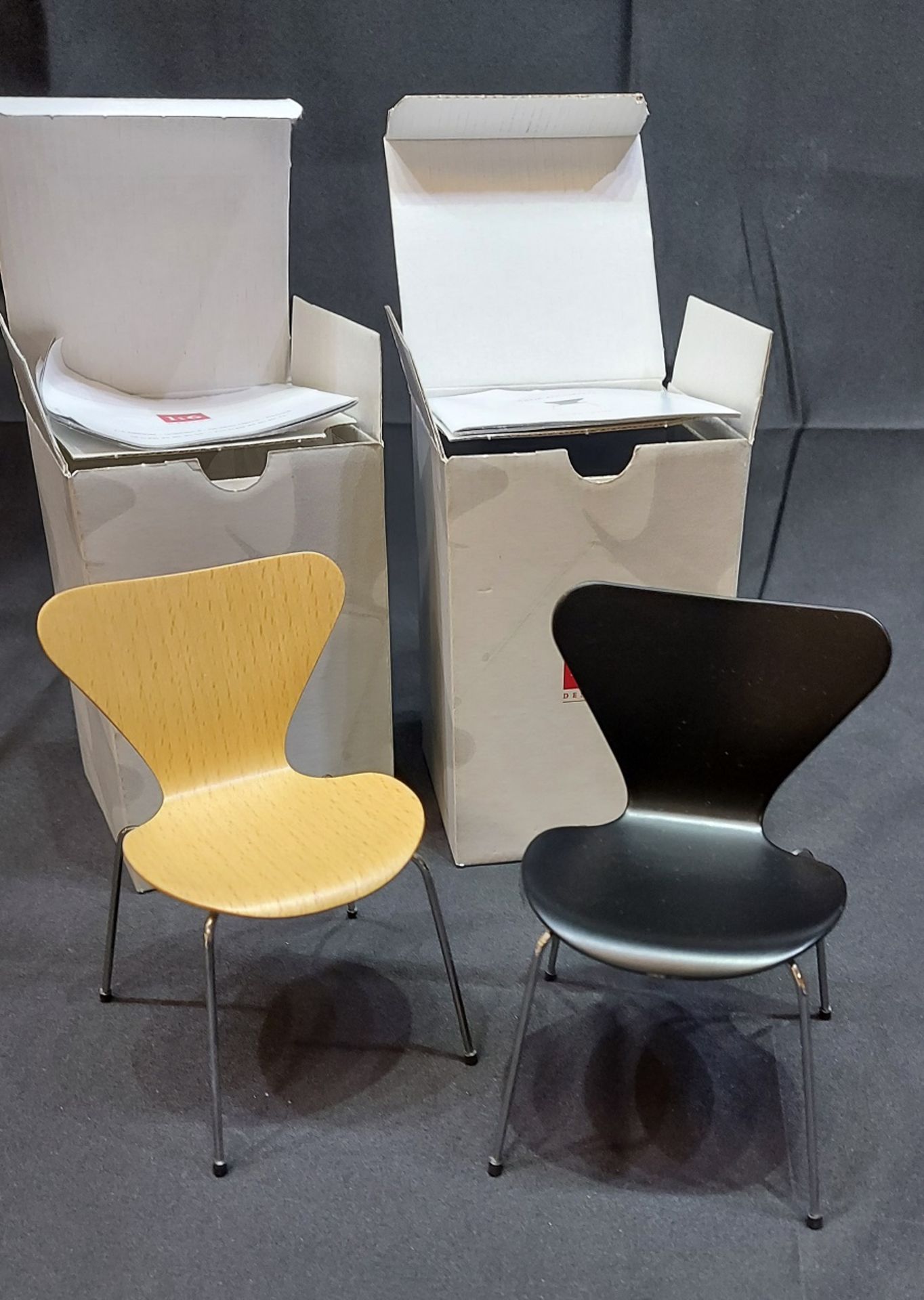 Sammlerstücke! 2 Stk. Arne Jacobsen Museum Miniatur Stuhl Kollektion 1x buche 1x schwarz - Bild 9 aus 11
