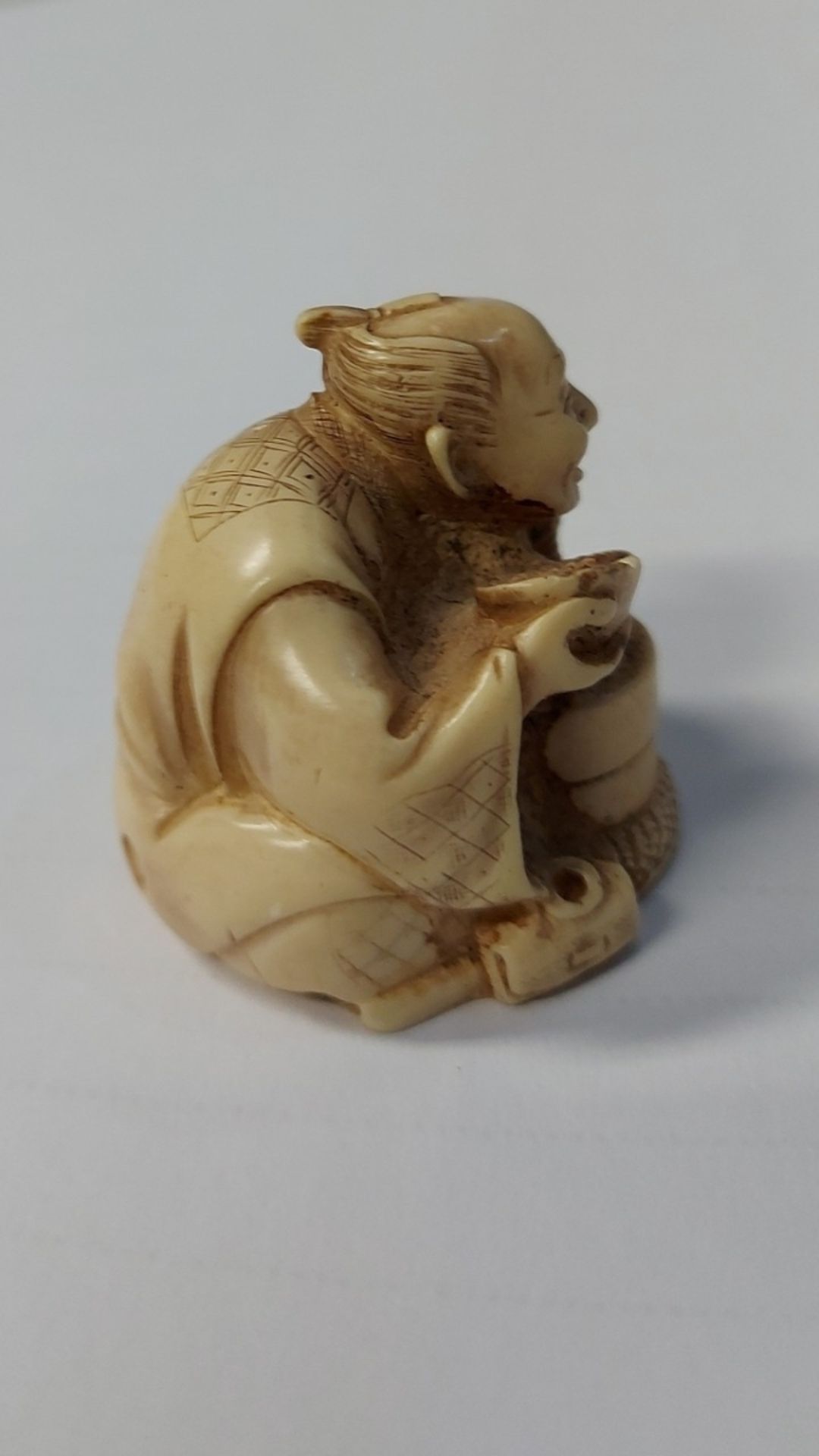 Kleine Katabori Netsuke Figur ca.  3,5cm - Bild 4 aus 6