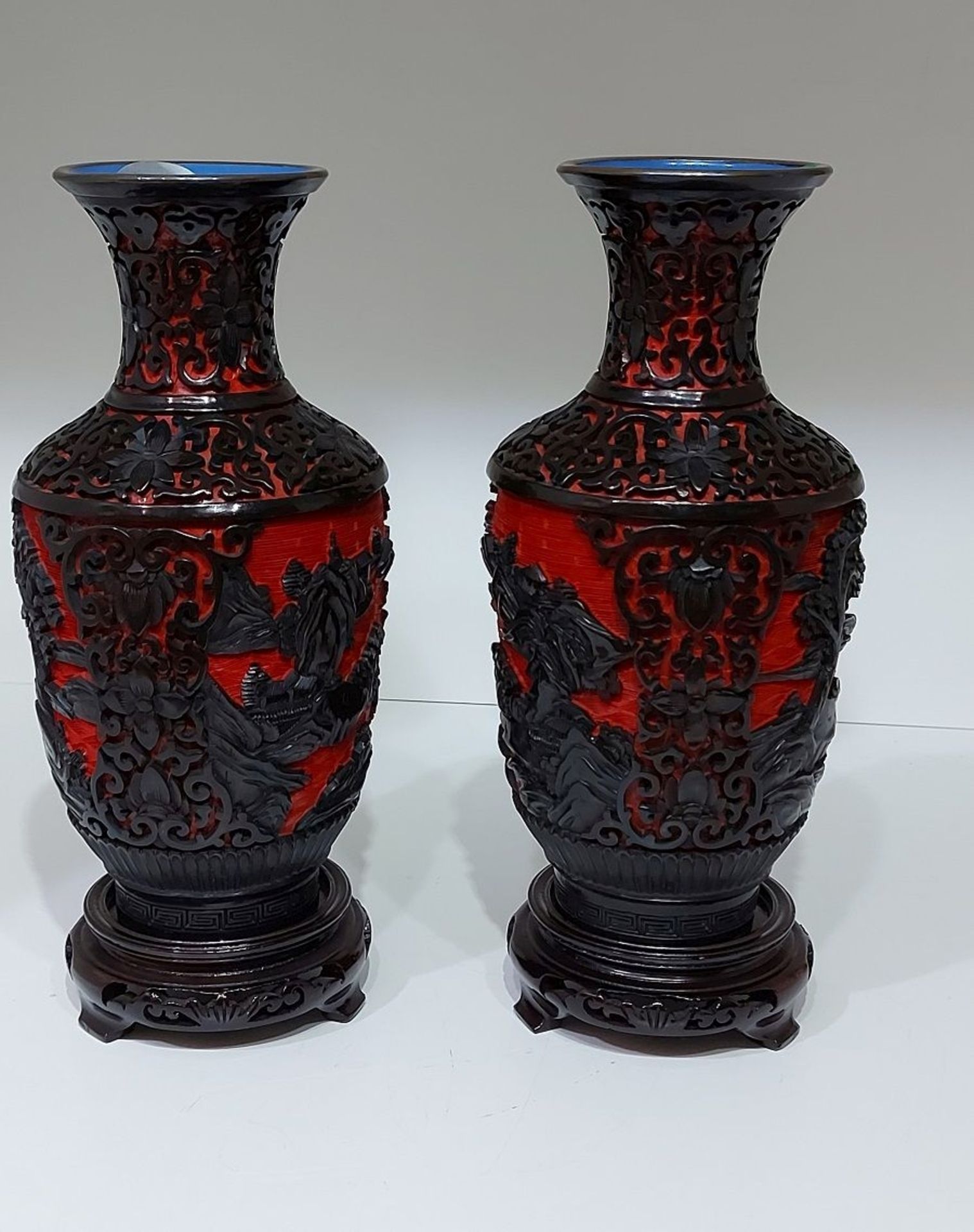 Aus Kapitänsnachlass: Vasen Paar zweifarbig Diaoqi Zinnober - Image 3 of 6