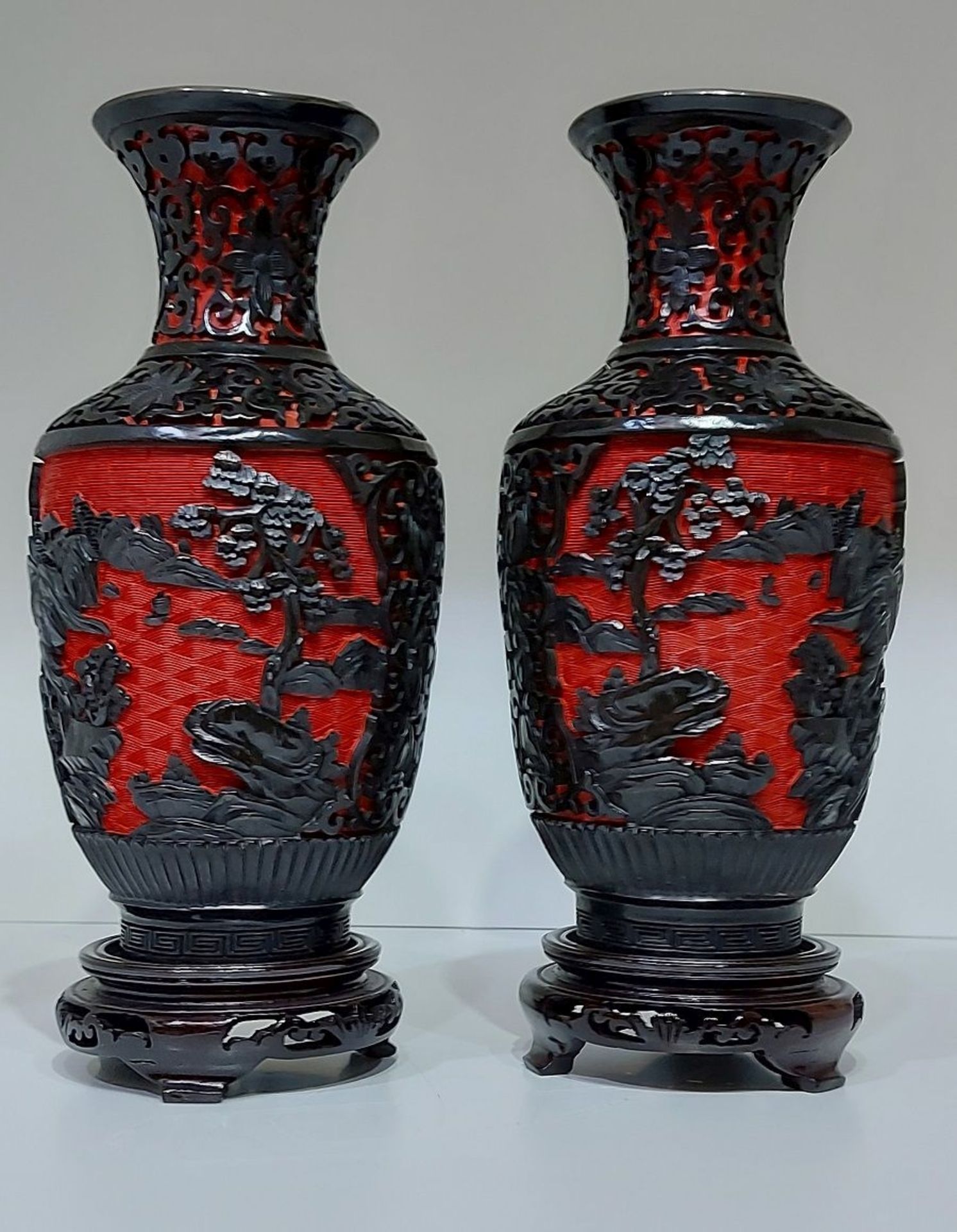 Aus Kapitänsnachlass: Vasen Paar zweifarbig Diaoqi Zinnober