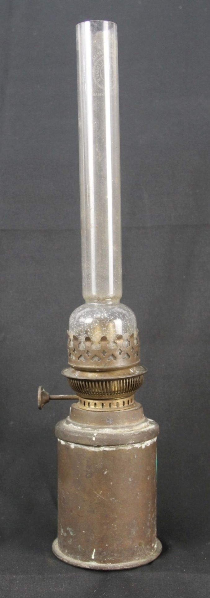 Alte Petroleumlampe mit Kosmos Zylinder