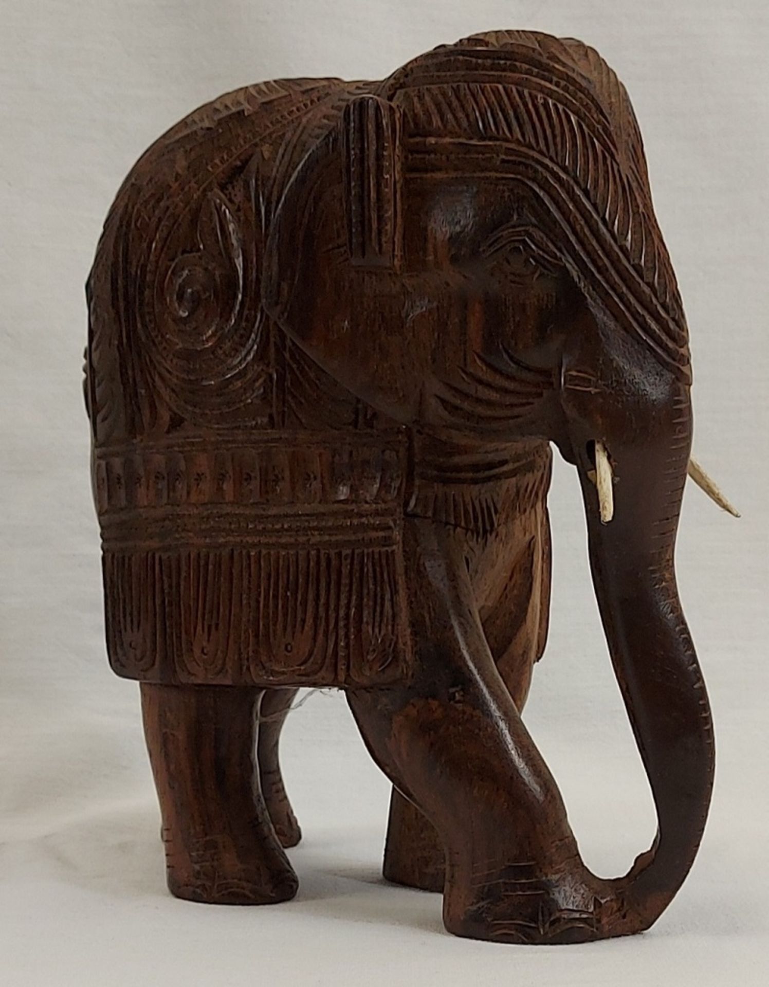 Zauberhafter Elefant geschnitzt Höhe ca. 19cm