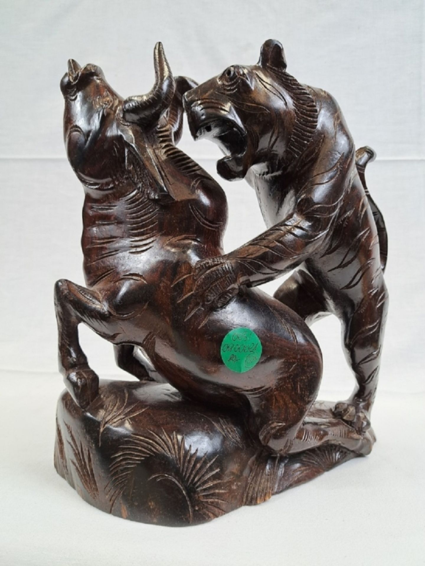Asiatische Holz Skulptur Jagdszene Tiger / Büffel - Bild 5 aus 6