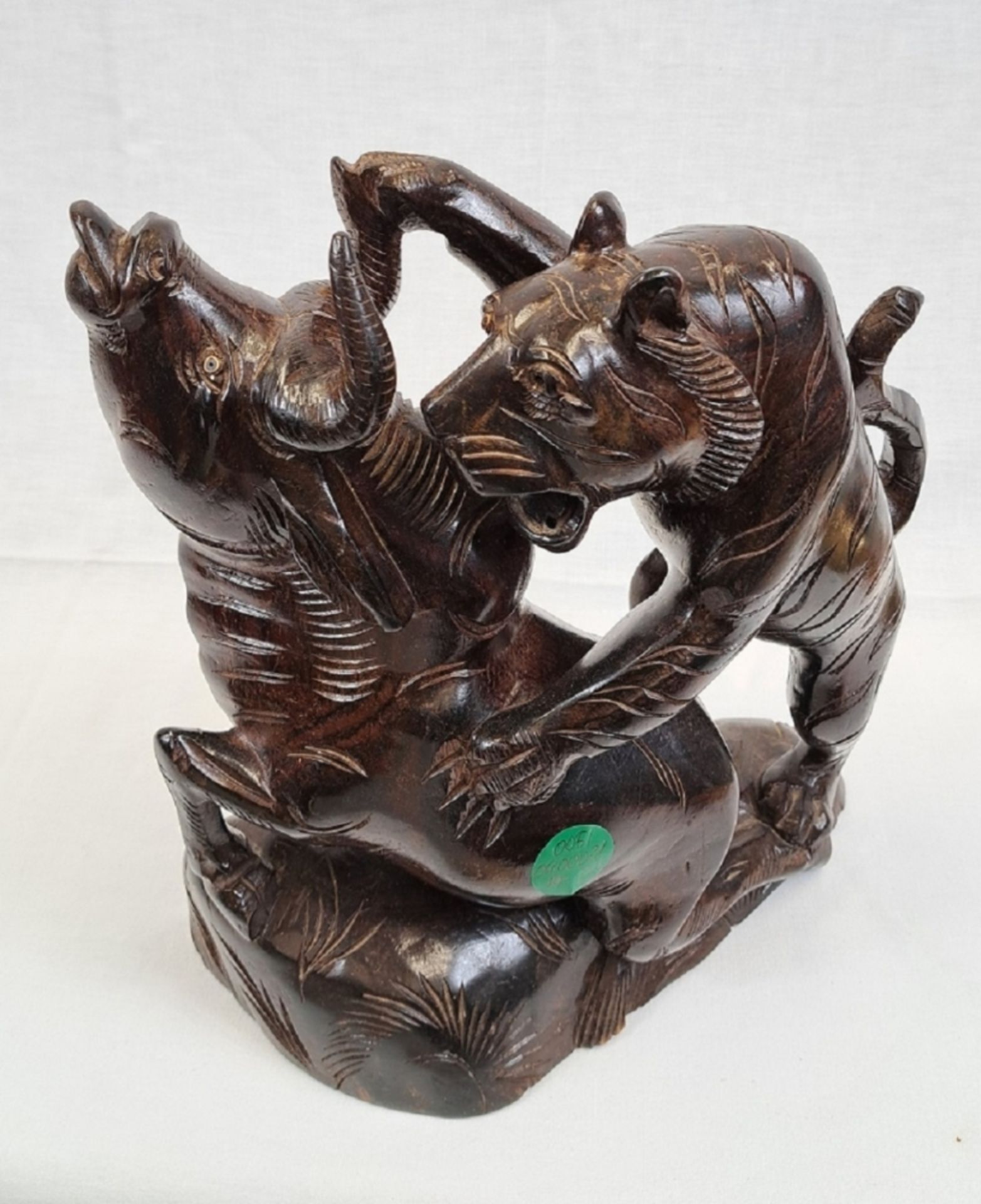 Asiatische Holz Skulptur Jagdszene Tiger / Büffel - Bild 2 aus 6