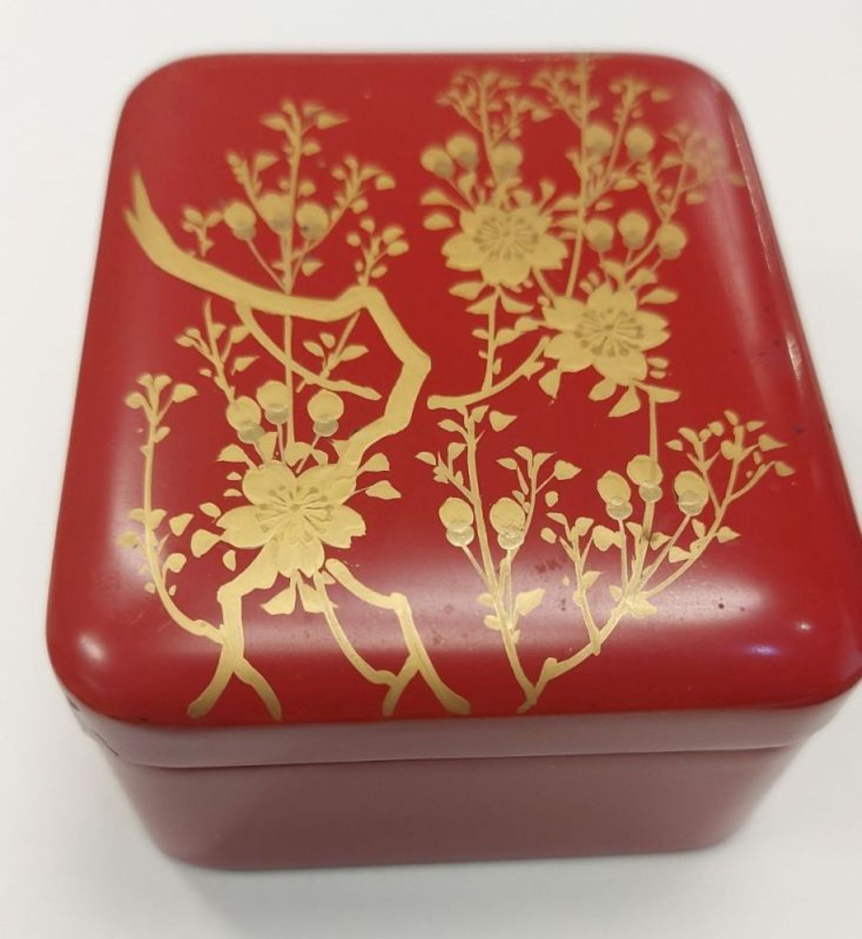 Edle alte chinesische Lackdose Schachtel rot mit goldenem Dekor 8x4x7cm