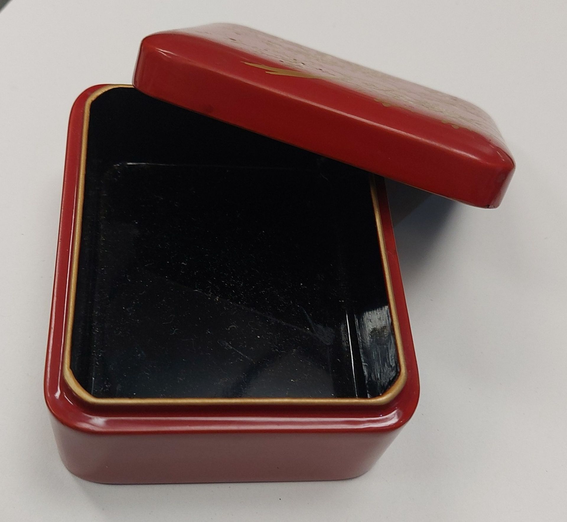 Edle alte chinesische Lackdose Schachtel rot mit goldenem Dekor 8x4x7cm - Image 2 of 6