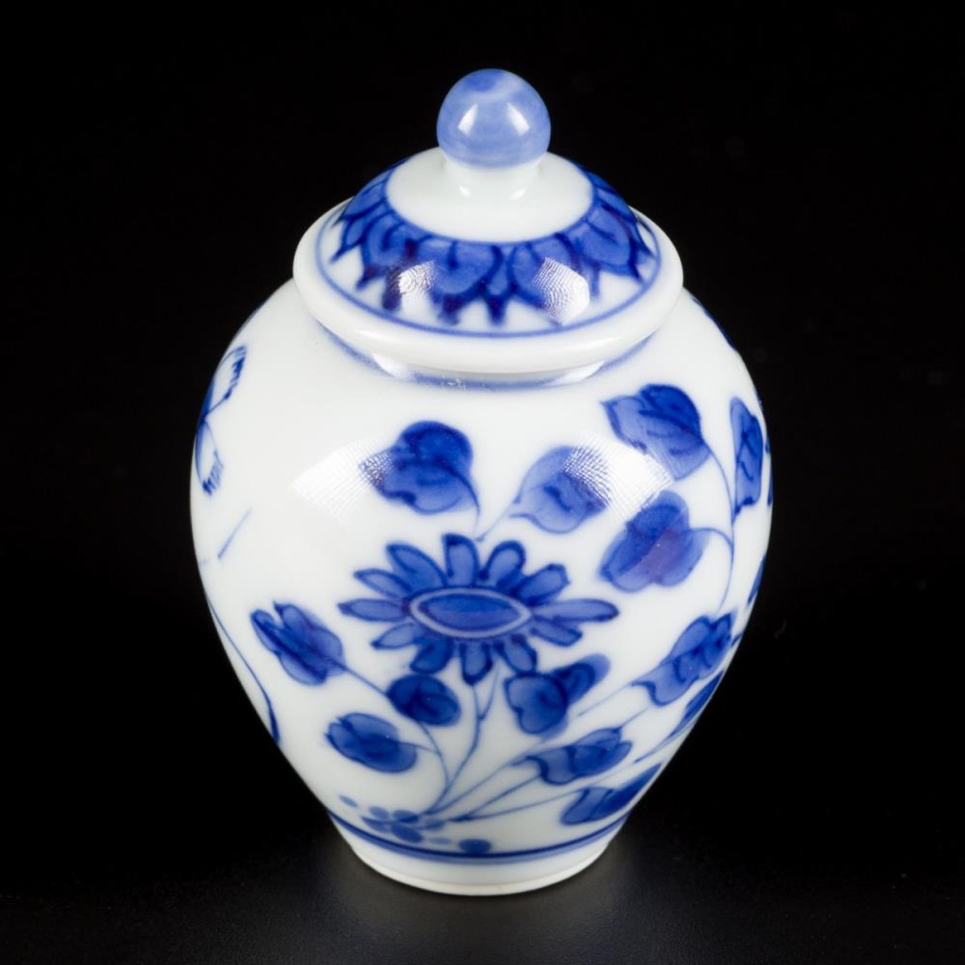 A porcelain storage jar with floral decor, China, Kangxi. - Image 7 of 12