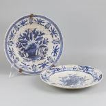 A lot comprising two decorative plates with blue-and-white décor, 20th century.
