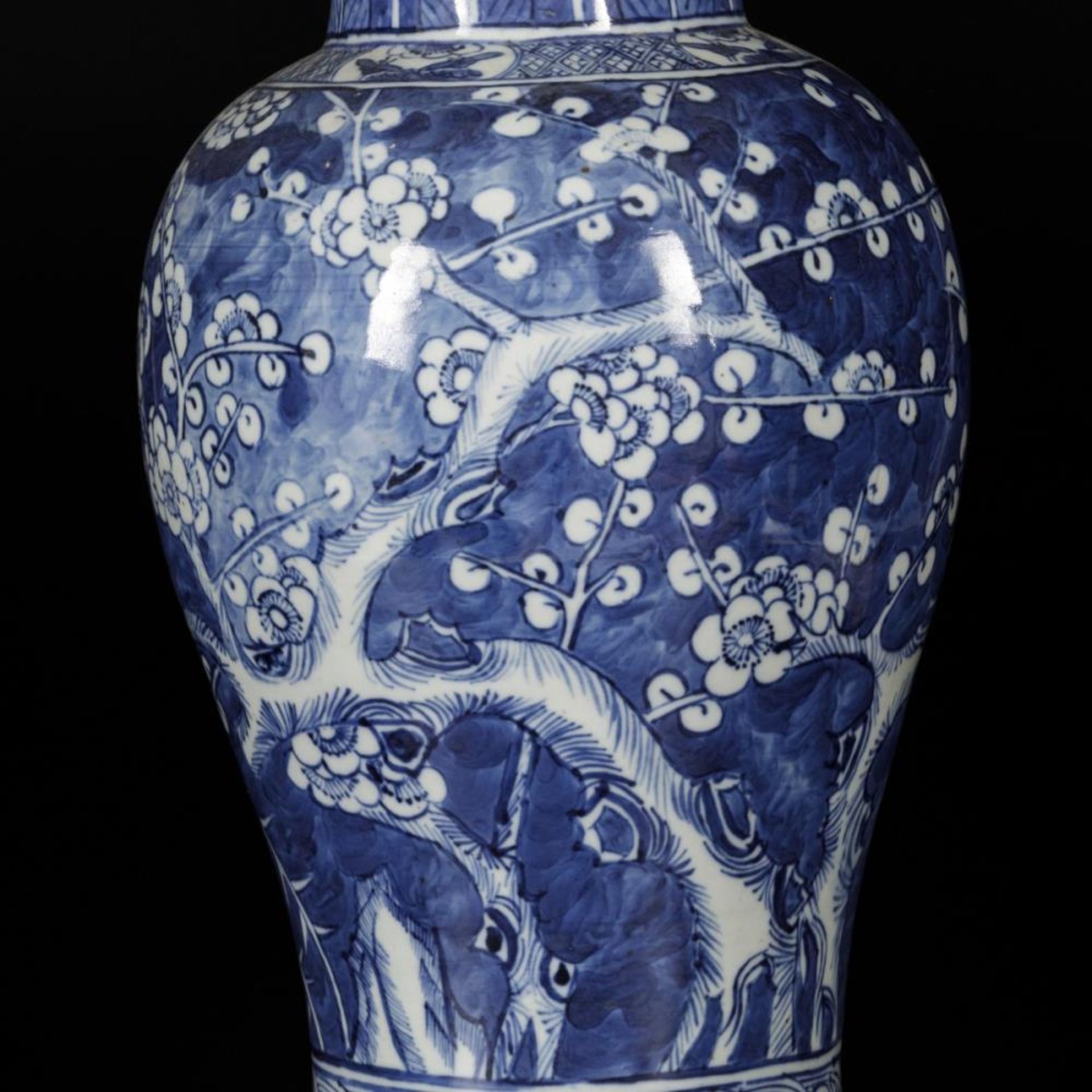 A porcelain vase with decor of prunus on broken ice, China, 19th century. - Image 11 of 18