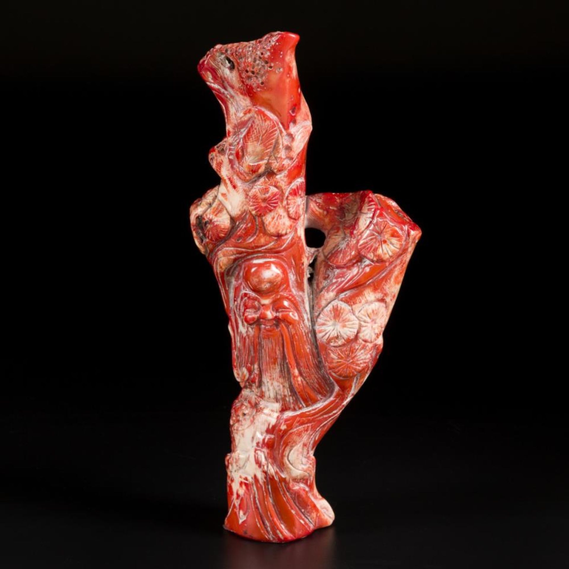 A blood coral carving depicting the face of a sage. China, 1st half 20th century. - Image 2 of 8