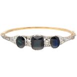 18K. Yellow gold Art Deco bangle set with approx. 12.48 ct. natural sapphire and approx. 0.83 ct. di