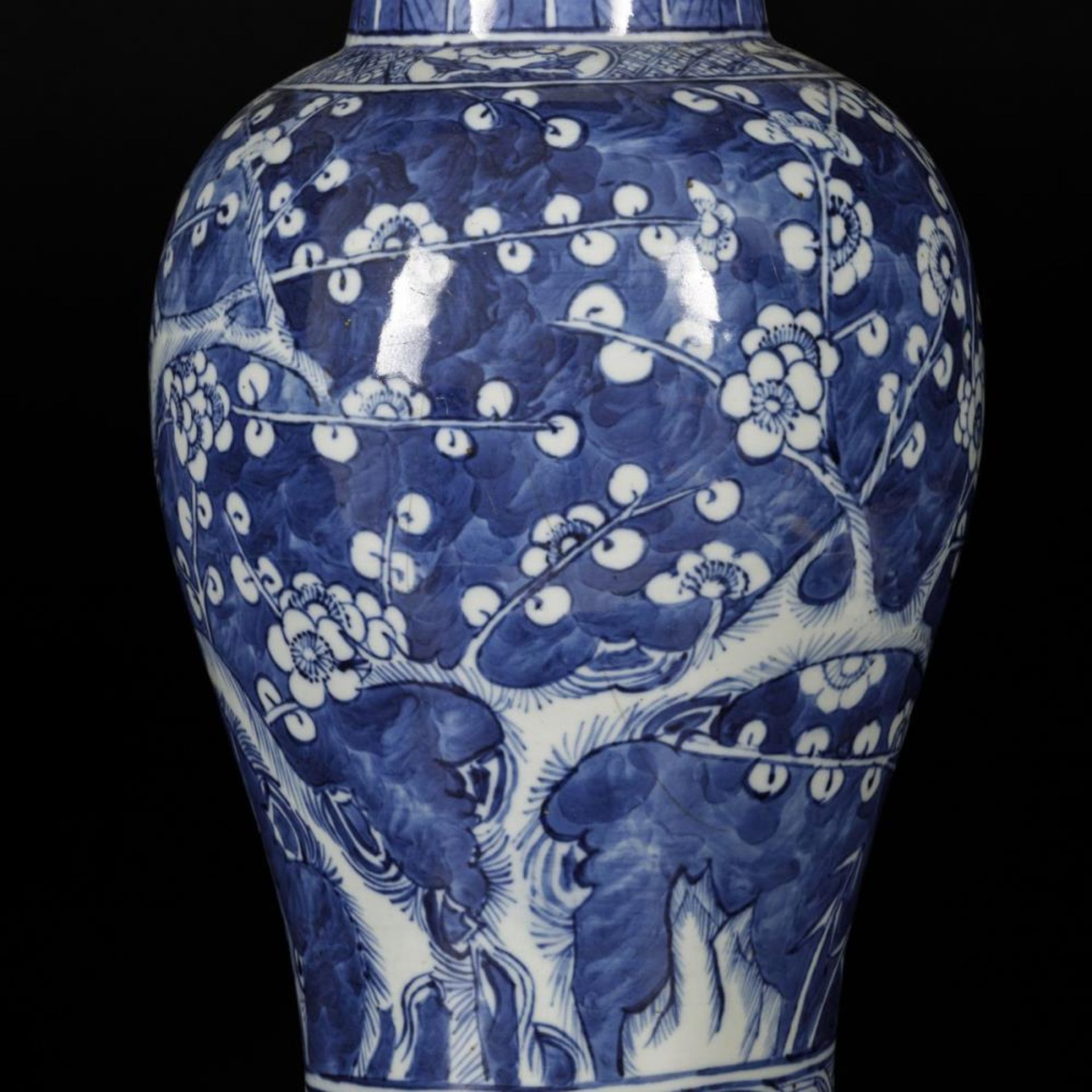 A porcelain vase with decor of prunus on broken ice, China, 19th century. - Image 13 of 18