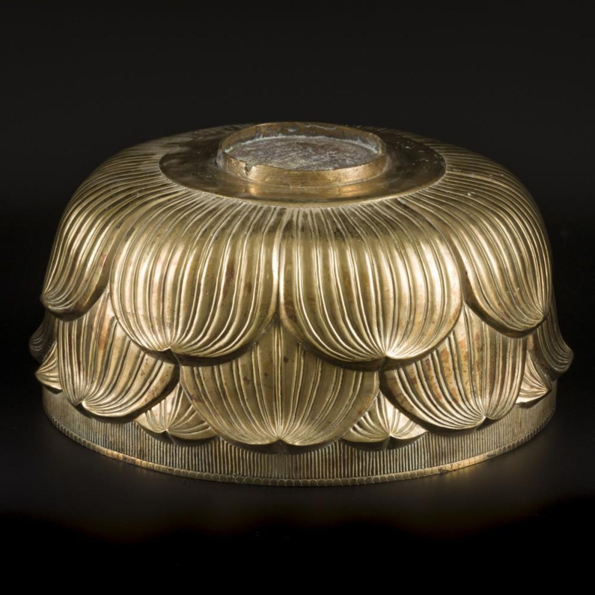 A brass lotus-shaped bowl, China, early 20th century. - Image 4 of 6