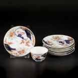A lot with porcelain plates and a cup, all with Imari decoration. Japan, 18th century.