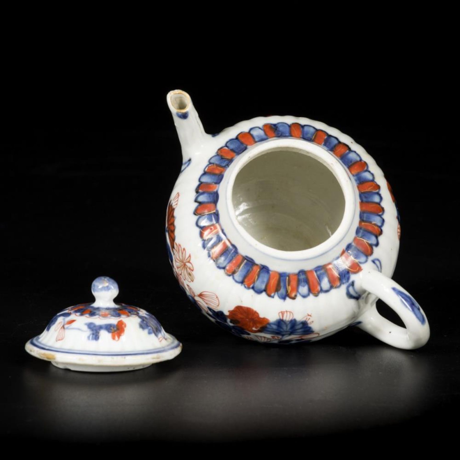 A porcelain Imari teapot with lid, China, 18th century. - Image 6 of 8