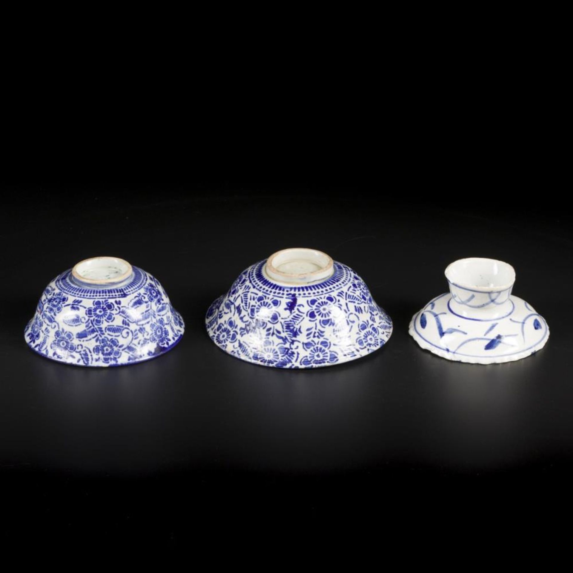 A lot consisting of two (transfer) bowls and a saltshaker. China, circa 1900. - Image 3 of 4