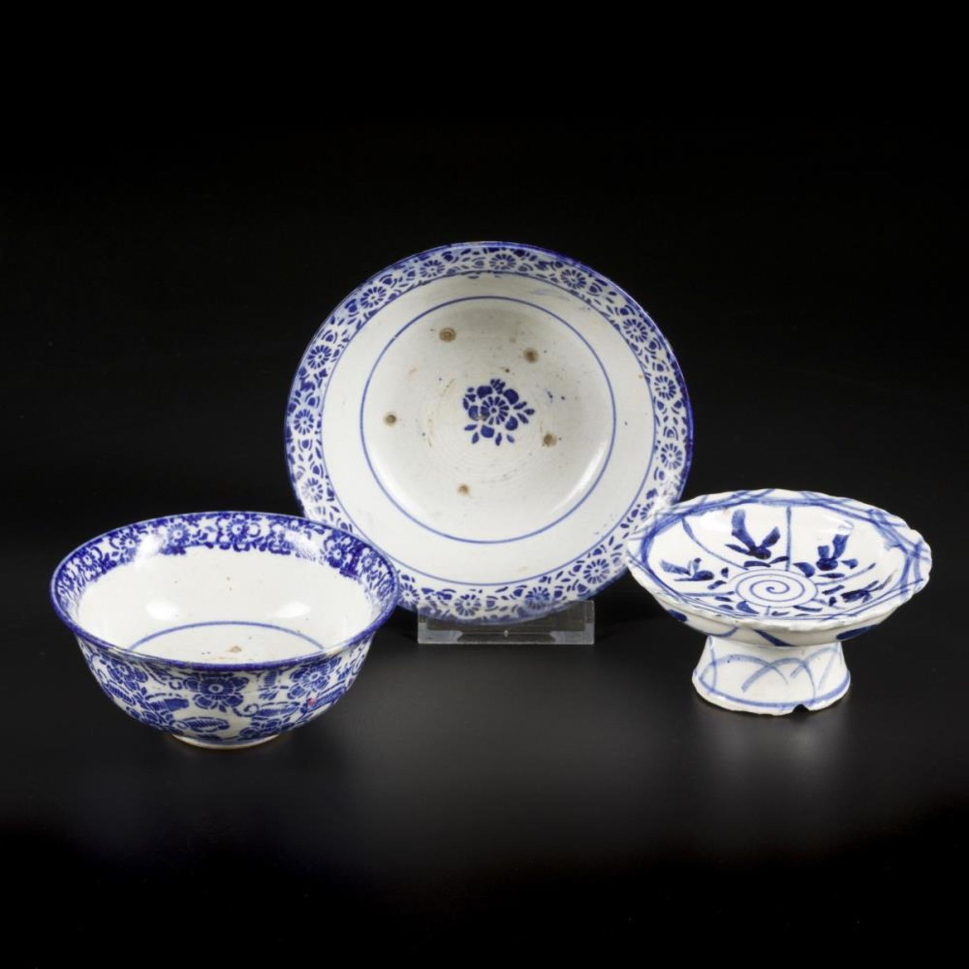 A lot consisting of two (transfer) bowls and a saltshaker. China, circa 1900. - Image 2 of 4