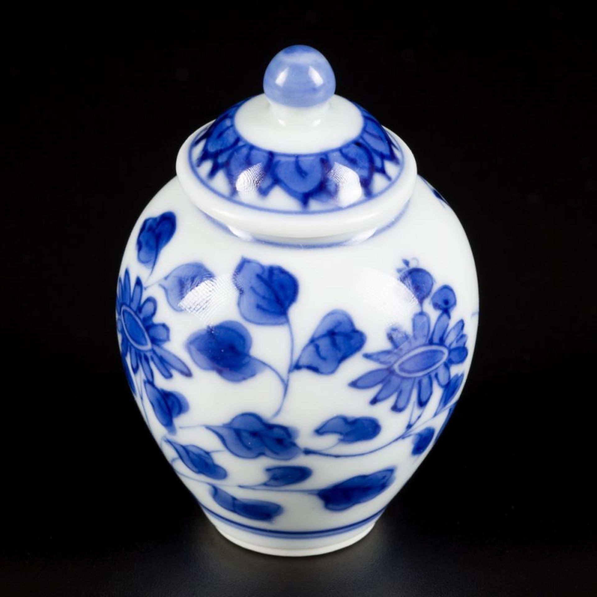 A porcelain storage jar with floral decor, China, Kangxi. - Image 2 of 12