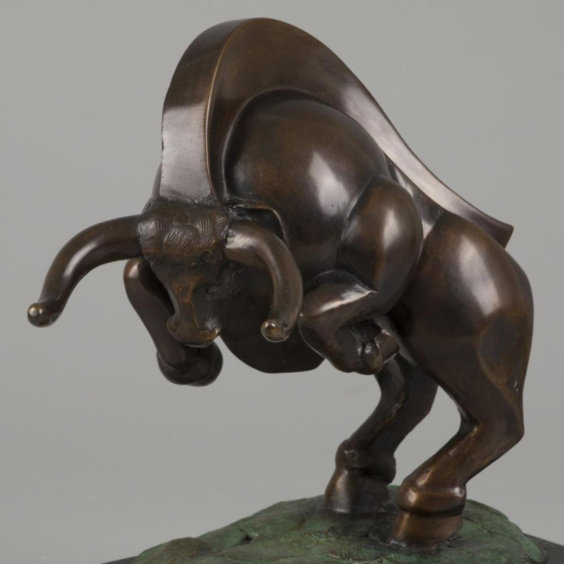 Frans van Straaten (B. Den Haag 1963), a bronze statuette of a bull on a marble base, "Bull", 2003. - Image 4 of 5