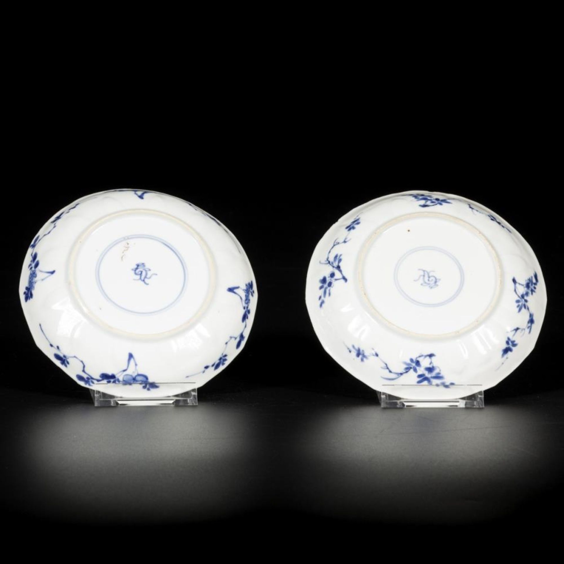 A set of (2) porcelain angled plates with rock, birds and prunus decor, China, Kangxi. - Image 7 of 8