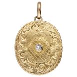18K. Yellow gold engraved antique medallion pendant set with approx. 0.10 ct. diamond.