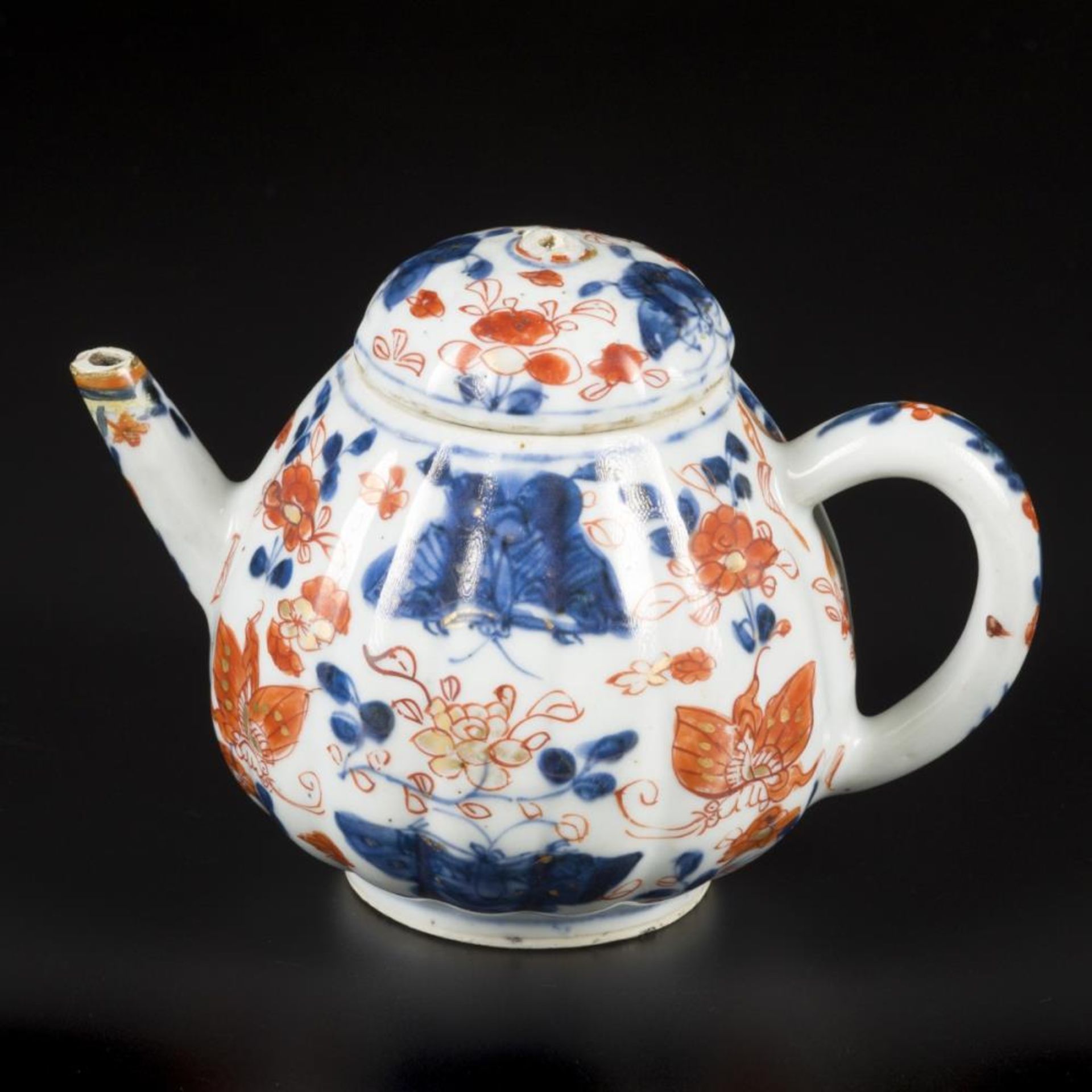 A lot of (2) porcelain teapots with Imari decoration. China, 18th century. - Image 7 of 12